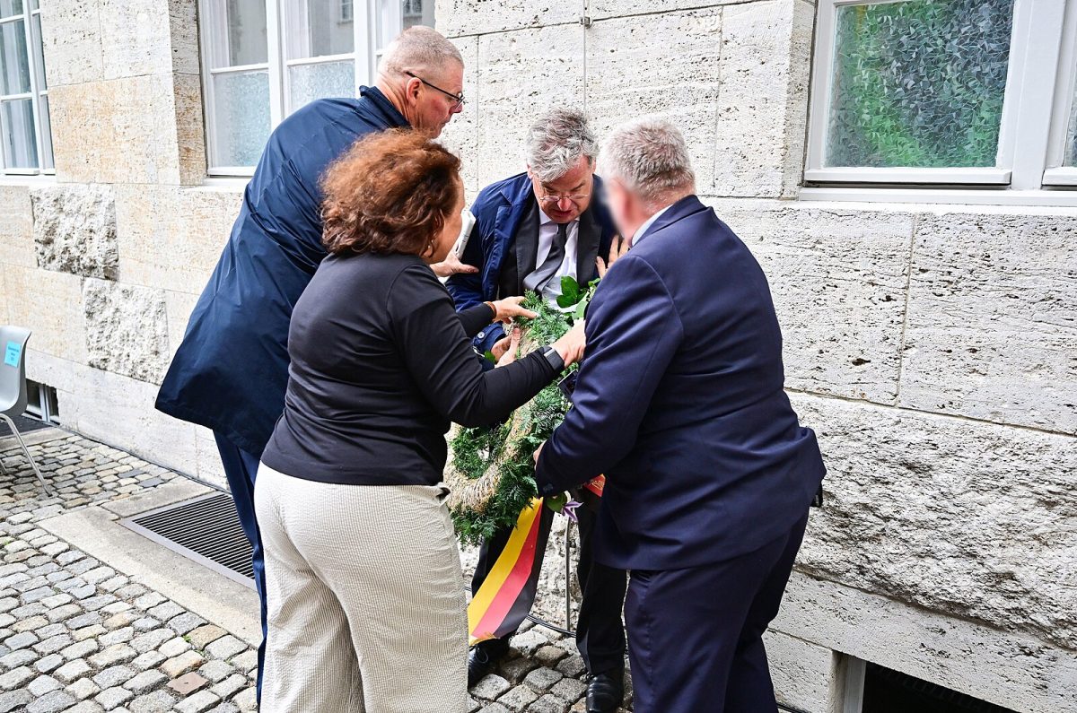 NÁZOR: Vydržel by Okamurův věnec? Německo klade otázku, zda kádrovat politiky při pietních aktech