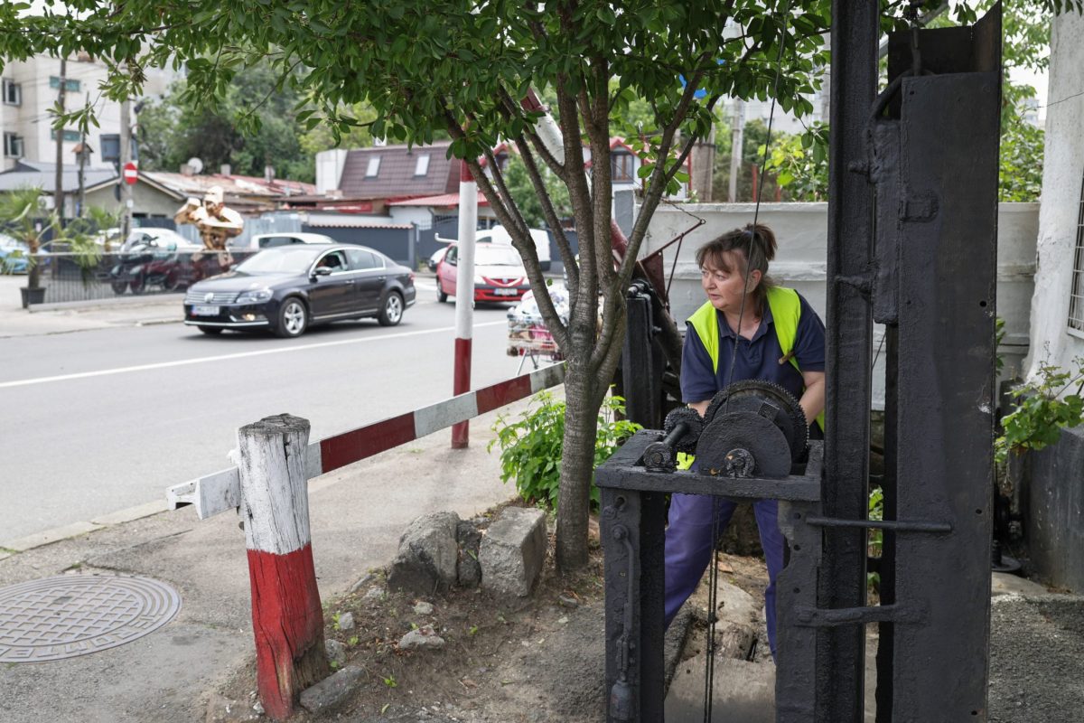 Femeia care ridică manual o barieră de tren de 36 de ani. Imaginea care spune tot despre infrastructura din România