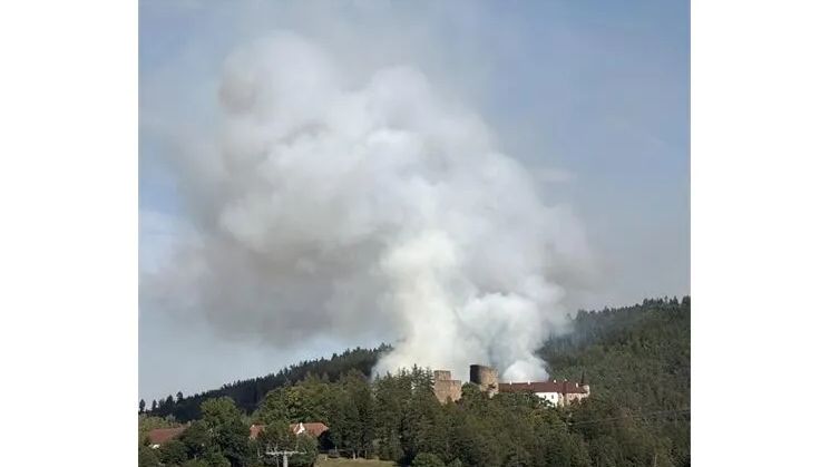 Hoří les pod hradem Velhartice. Zasahují desítky hasičů i vrtulník