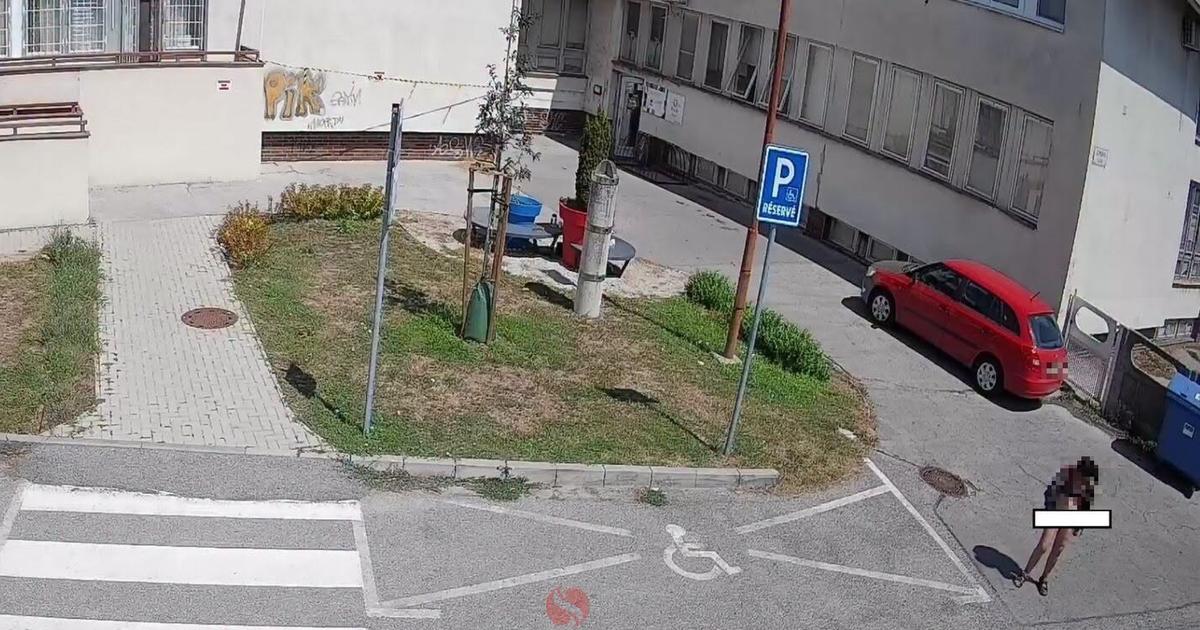 Dva bizarné prípady v jednom týždni: Nahá žena sa prechádzala medzi hrobmi, ďalšia sa vyzliekla pri poliklinike