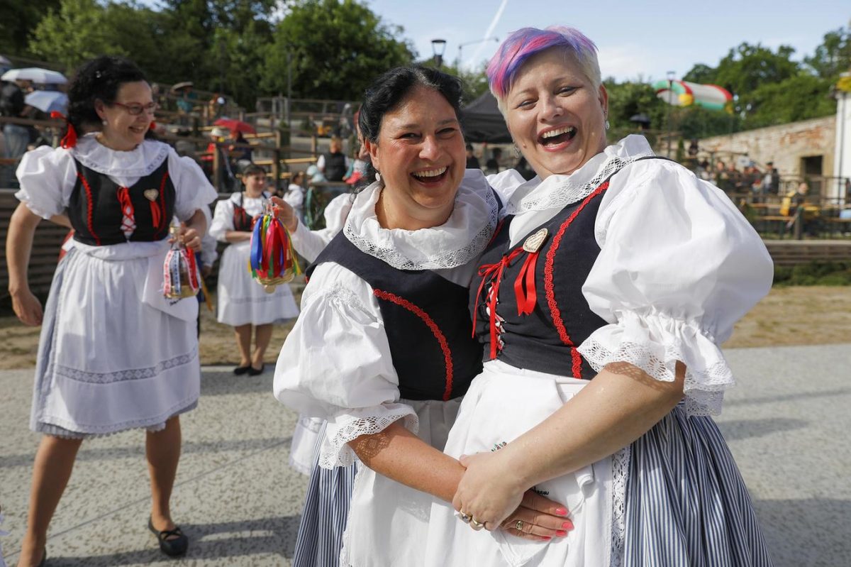 Babské hody v Řečkovicích: krojované ženy ovládly Brno